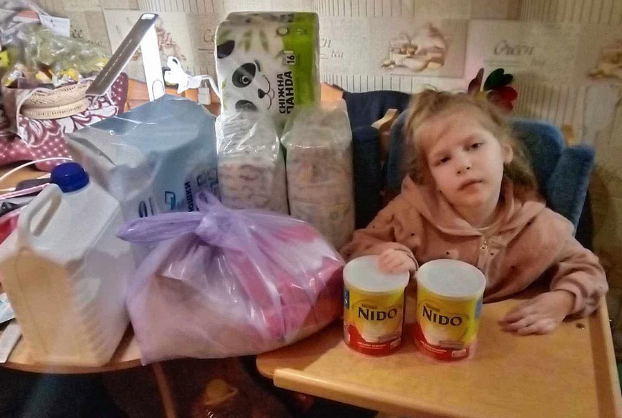 Ber8_04 Bedürftiges Kind mit Hilfslieferungen