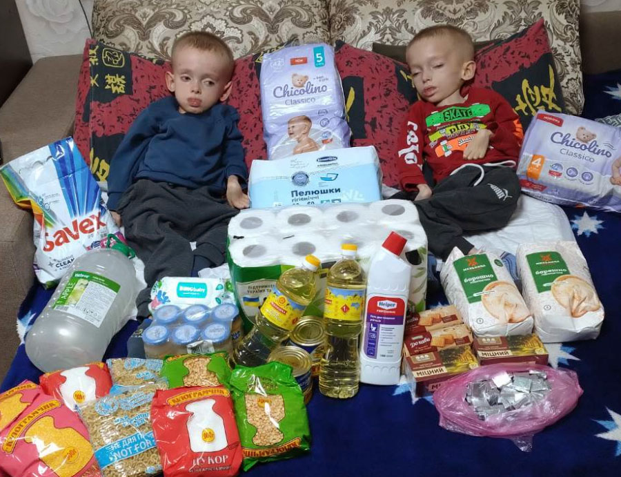 Ber8_06 Bedürftige Kinder mit Hilfslieferungen